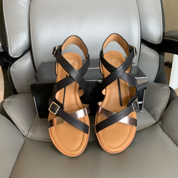 New Directions Black Nora Sandal - Picture 1 of 5